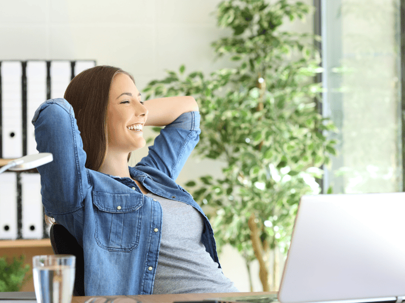 Mitarbeitende arbeiten gesund im Homeoffice mit ergonomischer Ausstattung