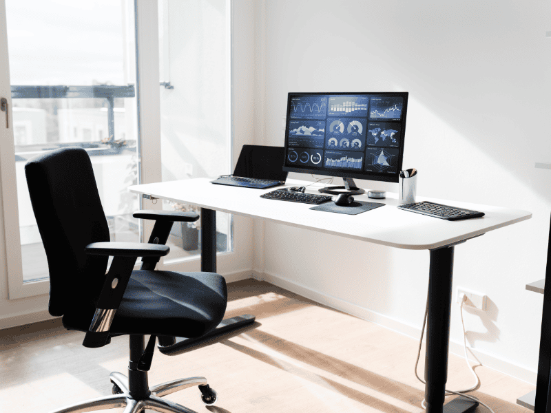 Homeoffice-as-a-Service. Ergonomisches Homeoffice mit Stuhl, Tisch, Monitor, Tastatur, Maus und Laptop.