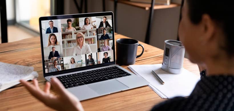 Mitarbeiterin führt eine Gefährdungsbeurteilung im Homeoffice in einer Videokonferenz durch